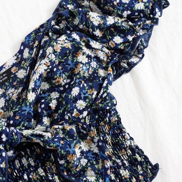 5/25$ 🌟 Tie Front Daisy Crop Top - Picture 5 of 5